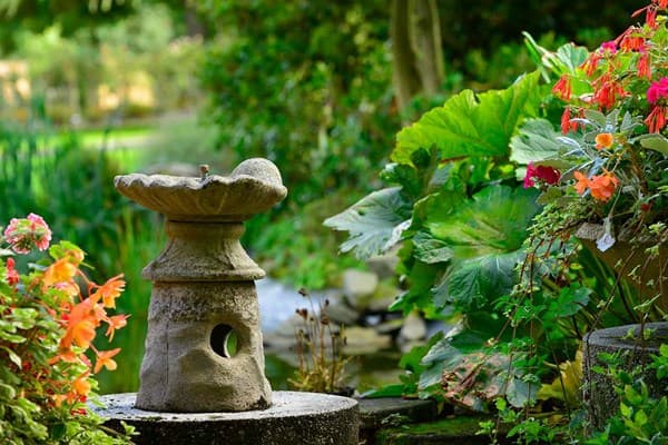 Garden memorial statue | Dignity Funerals