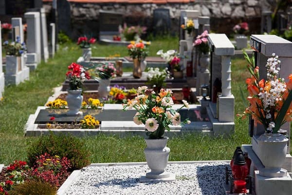 Memorial vase for graves | Dignity Funerals
