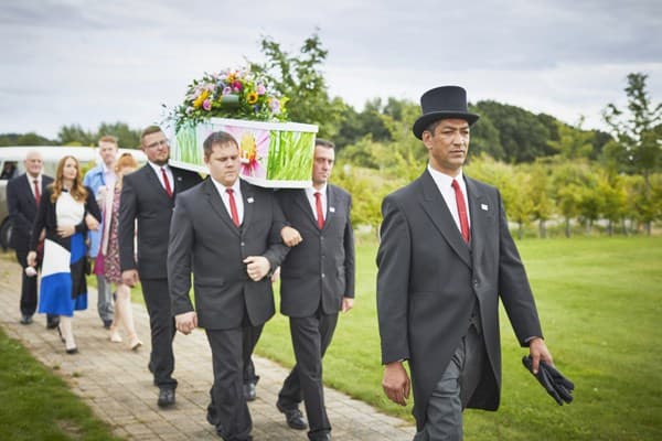 what-to-wear-to-a-colourful-funeral